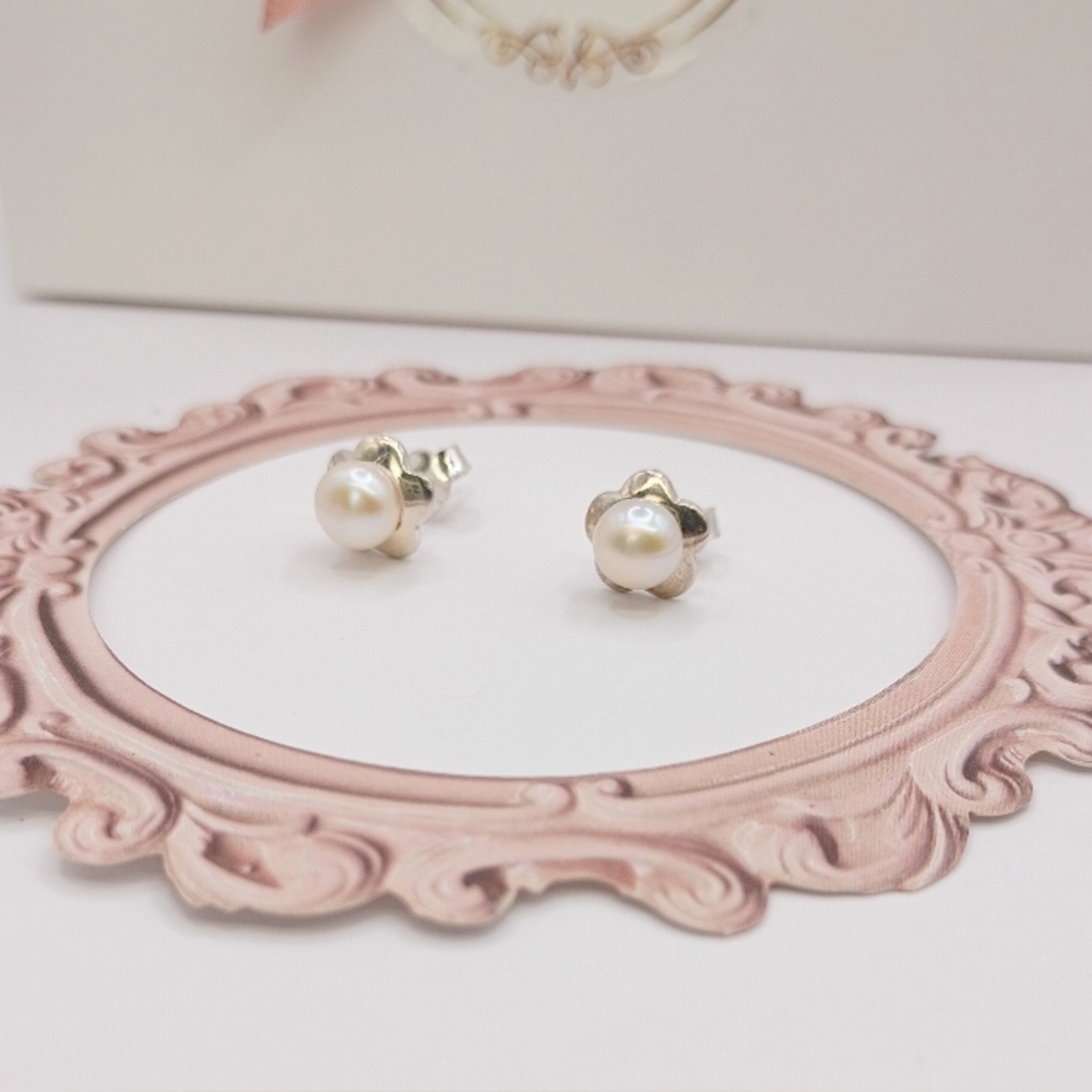 950 Silver Pearl Earrings, Elegant Design.